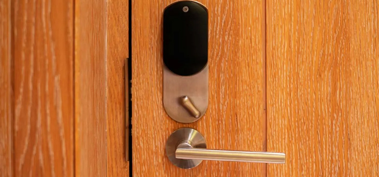 Automatic Locking Door Knob August